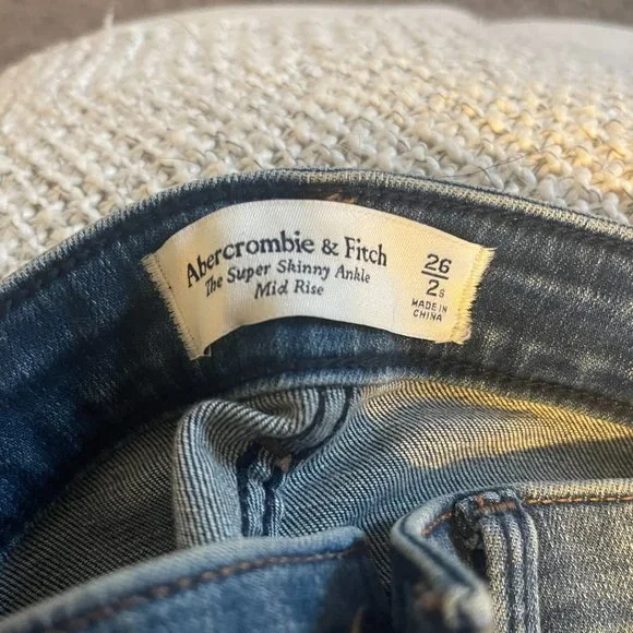 Abercrombie and Fitch super skinny ankle mid rise jeans - Picture 3 of 4